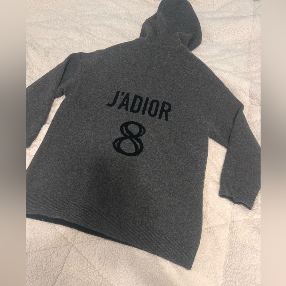 J'ADIOR 8' HOODED SWEATER
Gray Cashmere with Rear Signature 36